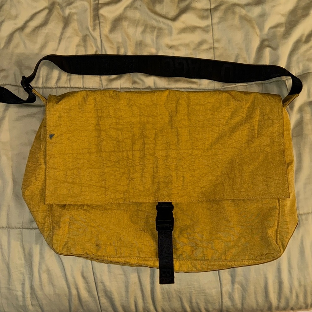 Large camel color Baggu satchel🤎 Like new with a few paint stains (very small)